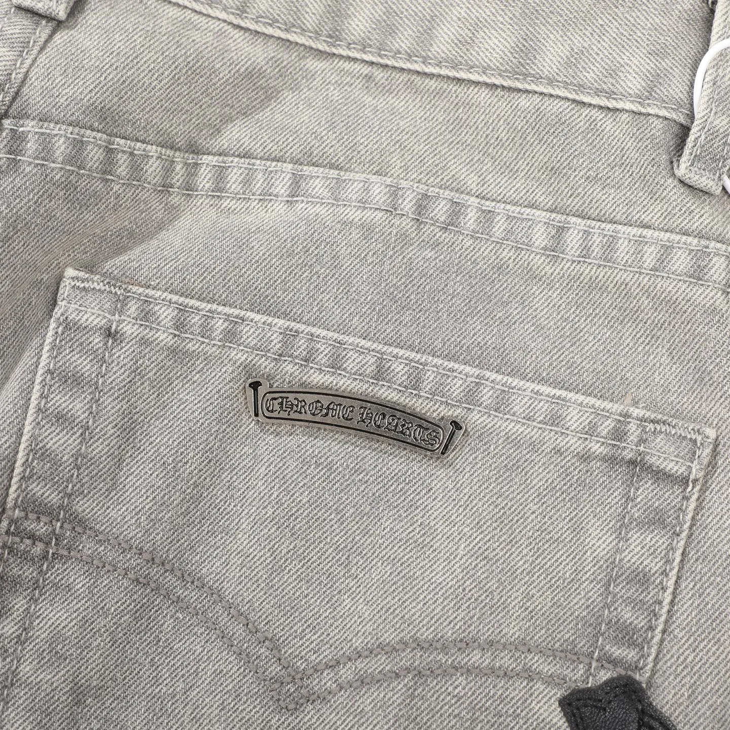P230 Chrome Hearts CH Chrome Hearts Heavy Industry Damaged High Street Jeans exude unruly personality and unique charm. Every wear and tear is carefully designed to present a unique artistic feel. Made of imported denim fabric, which has undergone heavy industrial washing and damage treatment, the trousers show a super cool effect on the upper body, allowing you to dominate the fashion stage.  This is more than just a pair of jeans, it is an expression of attitude. With its unique design concept and ultimate pursuit of details, Croxin breaks traditional boundaries and defines the jeans trend in the new era. The trousers are made of double-layer woven fabric and matched with customized hardware, showing an incomparably beautiful and unique style, making every wearer the focus of fashion. Imported denim fabric, super heavy-duty washed and damaged, the upper body is super cool! Customized hardware. Unbeatable and beautiful style. The production process is difficult. Full of high street feel. Color: Gray Size: S M L XL XXL
